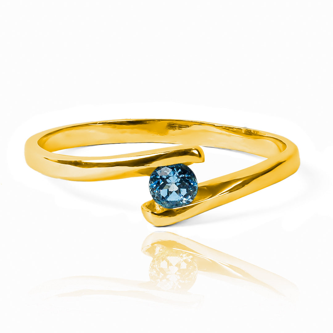 Anillo de compromiso wave en tono azul cielo fabricado en Joyería Caracas. Confeccionado en oro de 18 k, viene con un certificado de calidad y garantía de por vida.