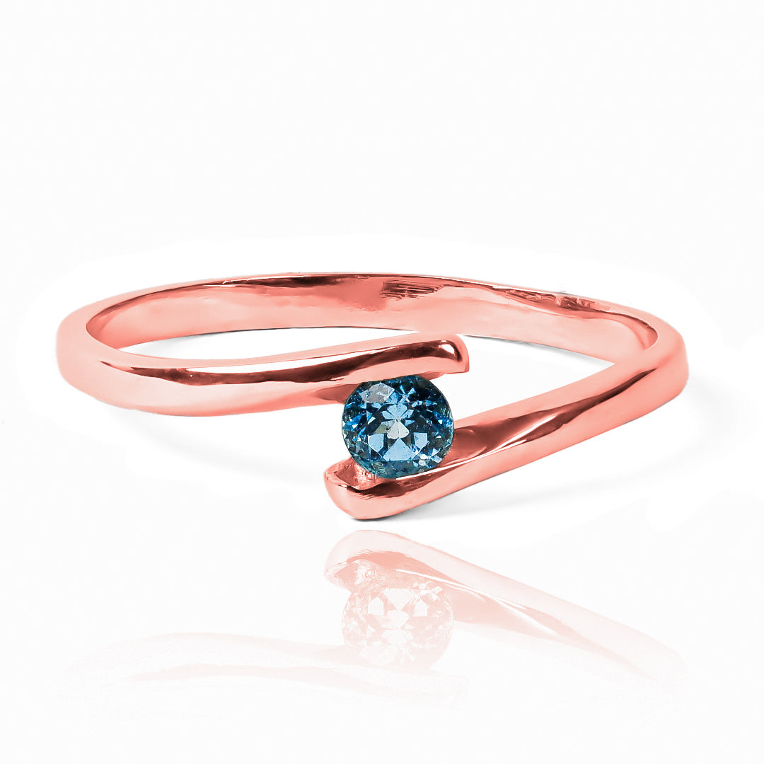 Anillo de compromiso wave en tono azul cielo fabricado en Joyería Caracas. Confeccionado en oro de 18 k, viene con un certificado de calidad y garantía de por vida.