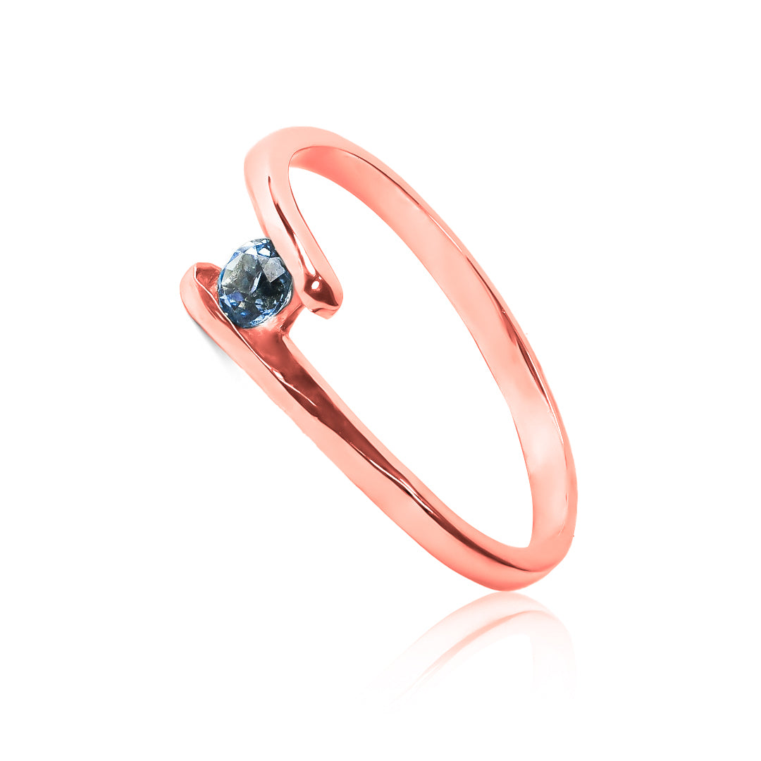 Anillo de compromiso wave en tono azul cielo fabricado en Joyería Caracas. Confeccionado en oro de 18 k, viene con un certificado de calidad y garantía de por vida.