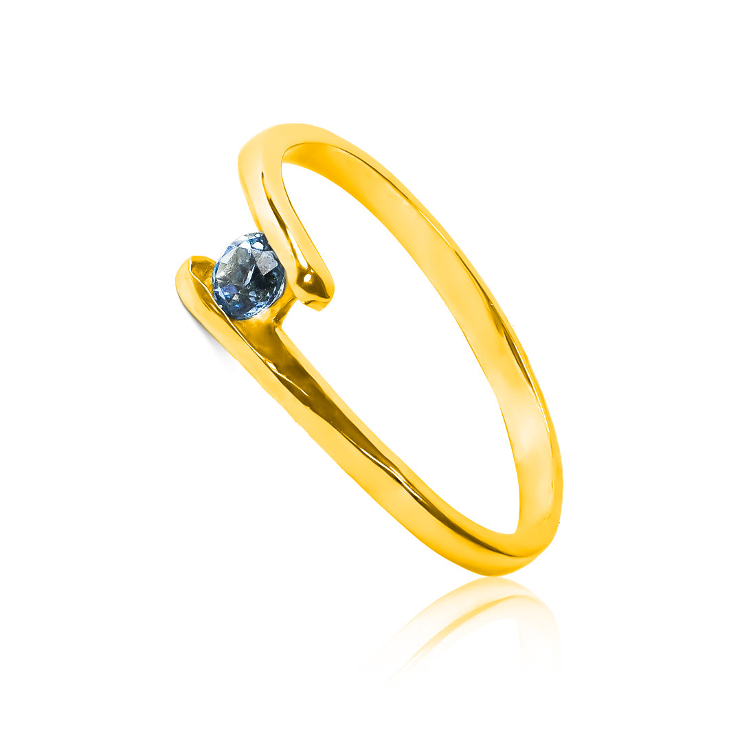 Anillo de compromiso wave en tono azul cielo fabricado en Joyería Caracas. Confeccionado en oro de 18 k, viene con un certificado de calidad y garantía de por vida.