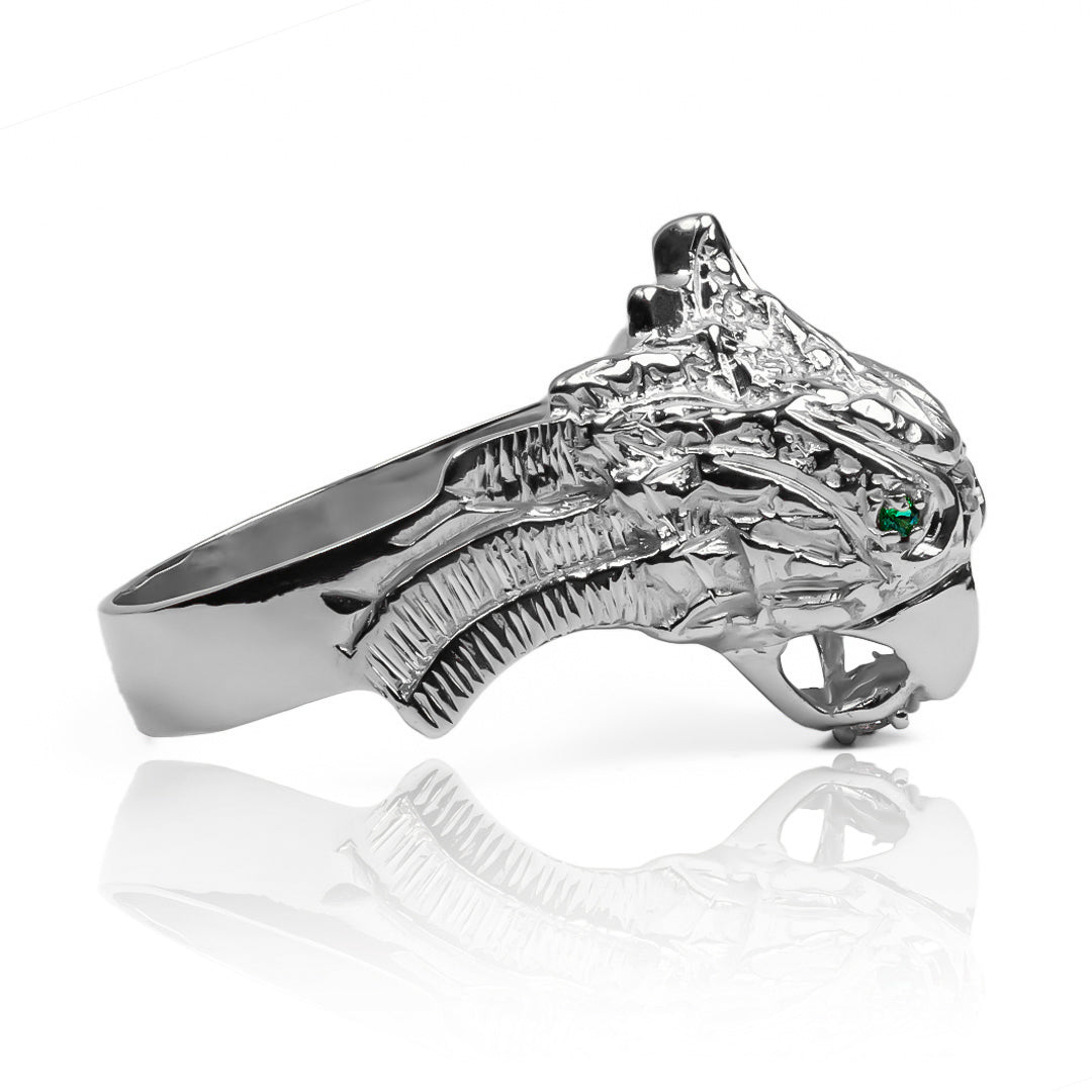 Anillo Águila, elaborado en Joyería Caracas con oro 18k de máxima calidad. Su diseño exclusivo de águila simboliza la libertad y fuerza, y cuenta con garantía para toda la vida.