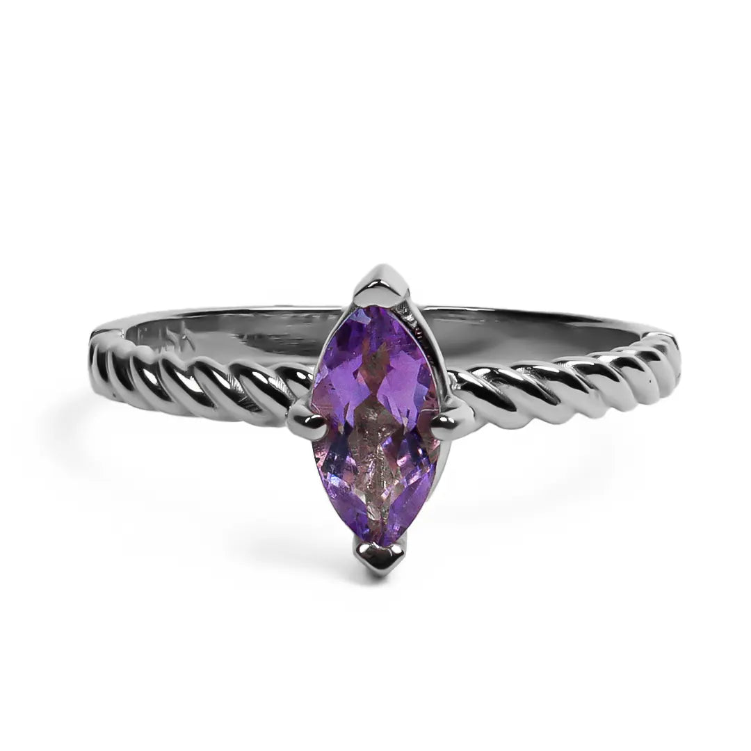 Anillo exclusivo de Joyería Caracas es una verdadera obra de arte. Confeccionado en oro 18k, presenta una impresionante forma de marquesa con una piedra preciosa amatista en el centro.