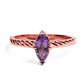 Anillo exclusivo de Joyería Caracas es una verdadera obra de arte. Confeccionado en oro 18k, presenta una impresionante forma de marquesa con una piedra preciosa amatista en el centro.