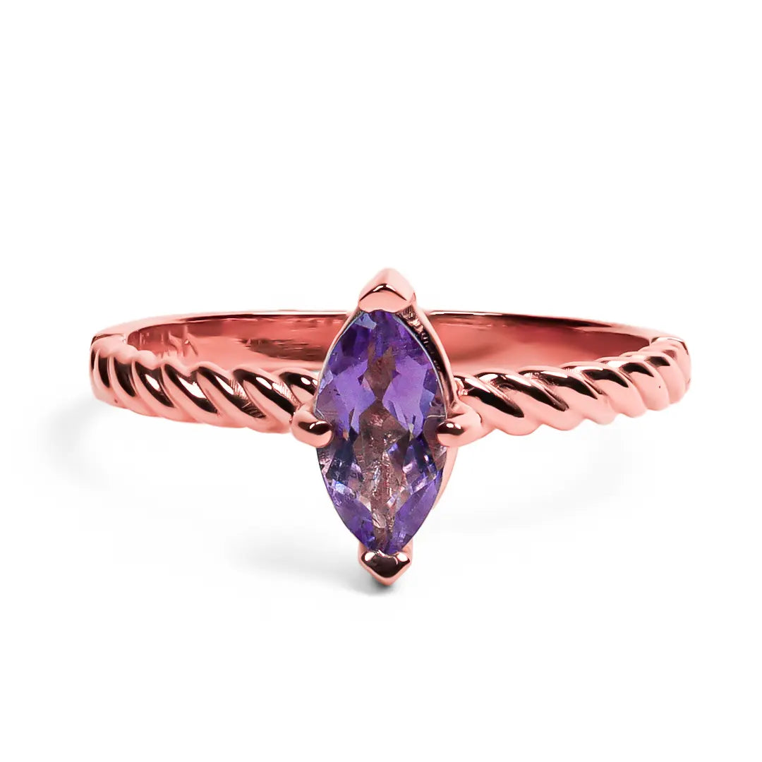 Anillo exclusivo de Joyería Caracas es una verdadera obra de arte. Confeccionado en oro 18k, presenta una impresionante forma de marquesa con una piedra preciosa amatista en el centro.