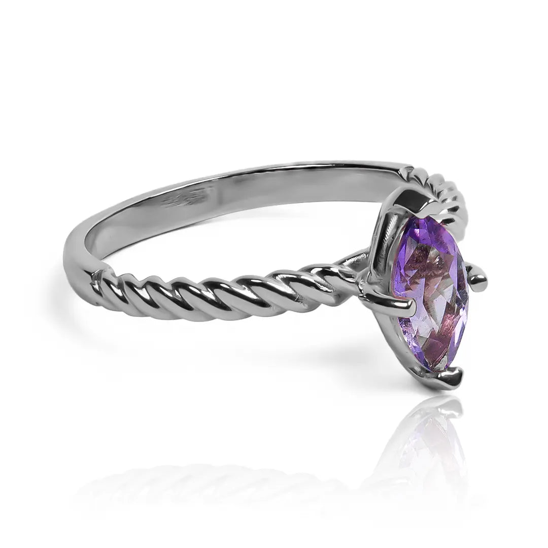 Anillo exclusivo de Joyería Caracas es una verdadera obra de arte. Confeccionado en oro 18k, presenta una impresionante forma de marquesa con una piedra preciosa amatista en el centro.