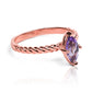 Anillo exclusivo de Joyería Caracas es una verdadera obra de arte. Confeccionado en oro 18k, presenta una impresionante forma de marquesa con una piedra preciosa amatista en el centro.