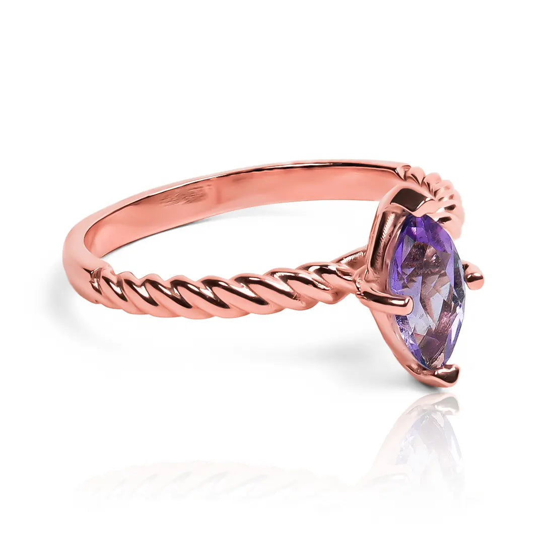 Anillo exclusivo de Joyería Caracas es una verdadera obra de arte. Confeccionado en oro 18k, presenta una impresionante forma de marquesa con una piedra preciosa amatista en el centro.