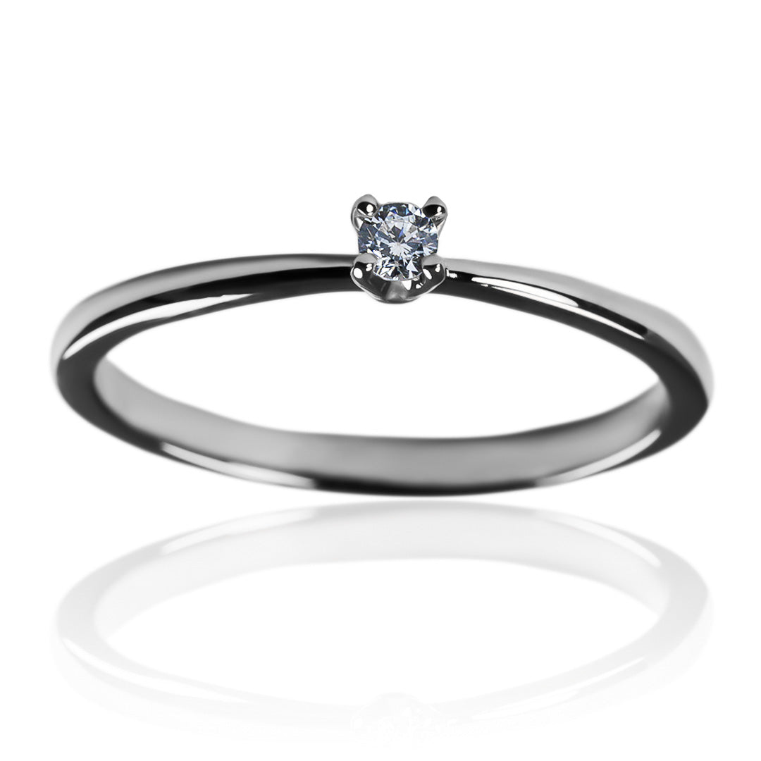 Anillo de compromiso Ámsterdam Diamond de Joyería Caracas. Fabricado en oro de 18k, este anillo lleva incrustado un diamante de la más alta calidad. Además, ofrecemos garantía de por vida.