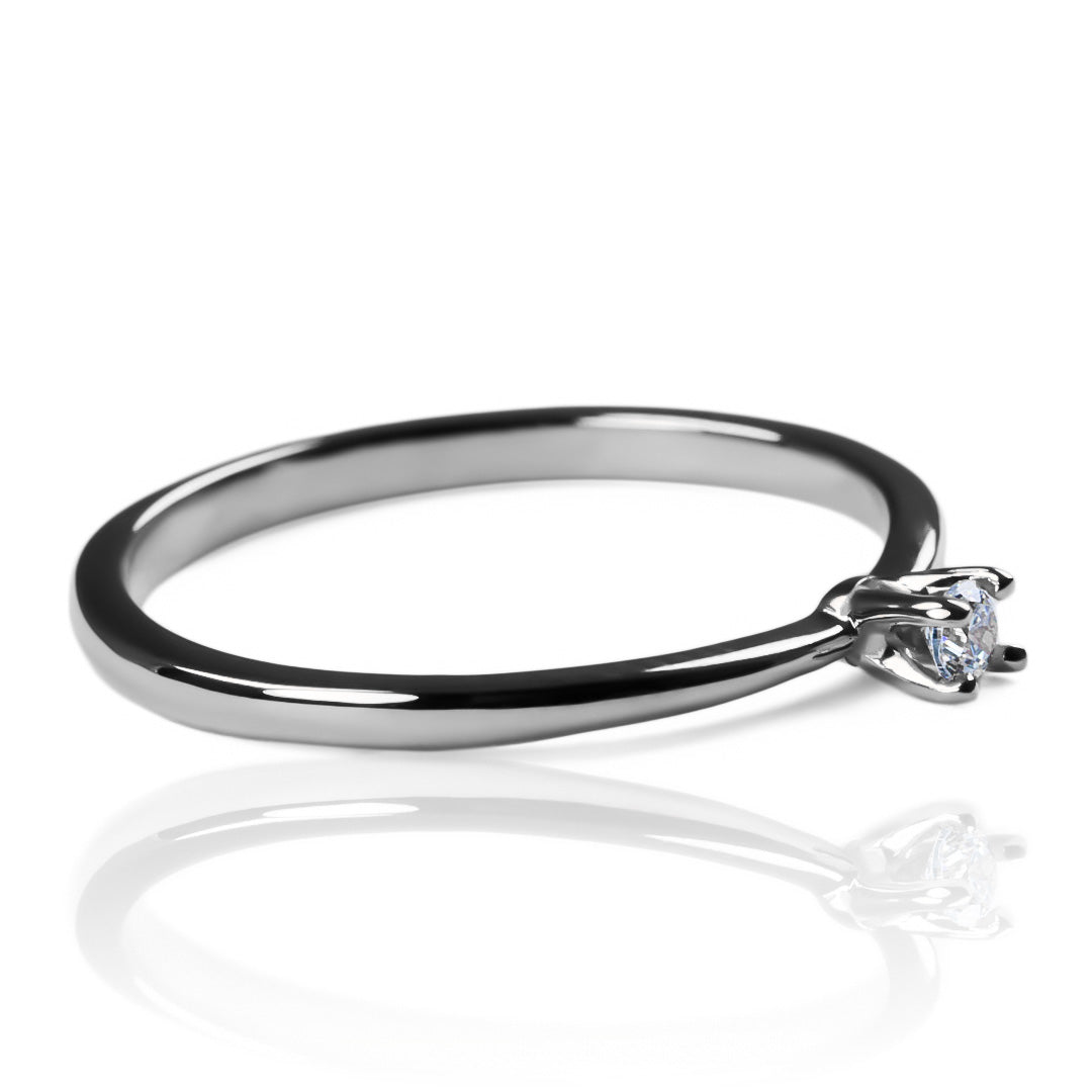 Anillo de compromiso Ámsterdam Diamond de Joyería Caracas. Fabricado en oro de 18k, este anillo lleva incrustado un diamante de la más alta calidad. Además, ofrecemos garantía de por vida.