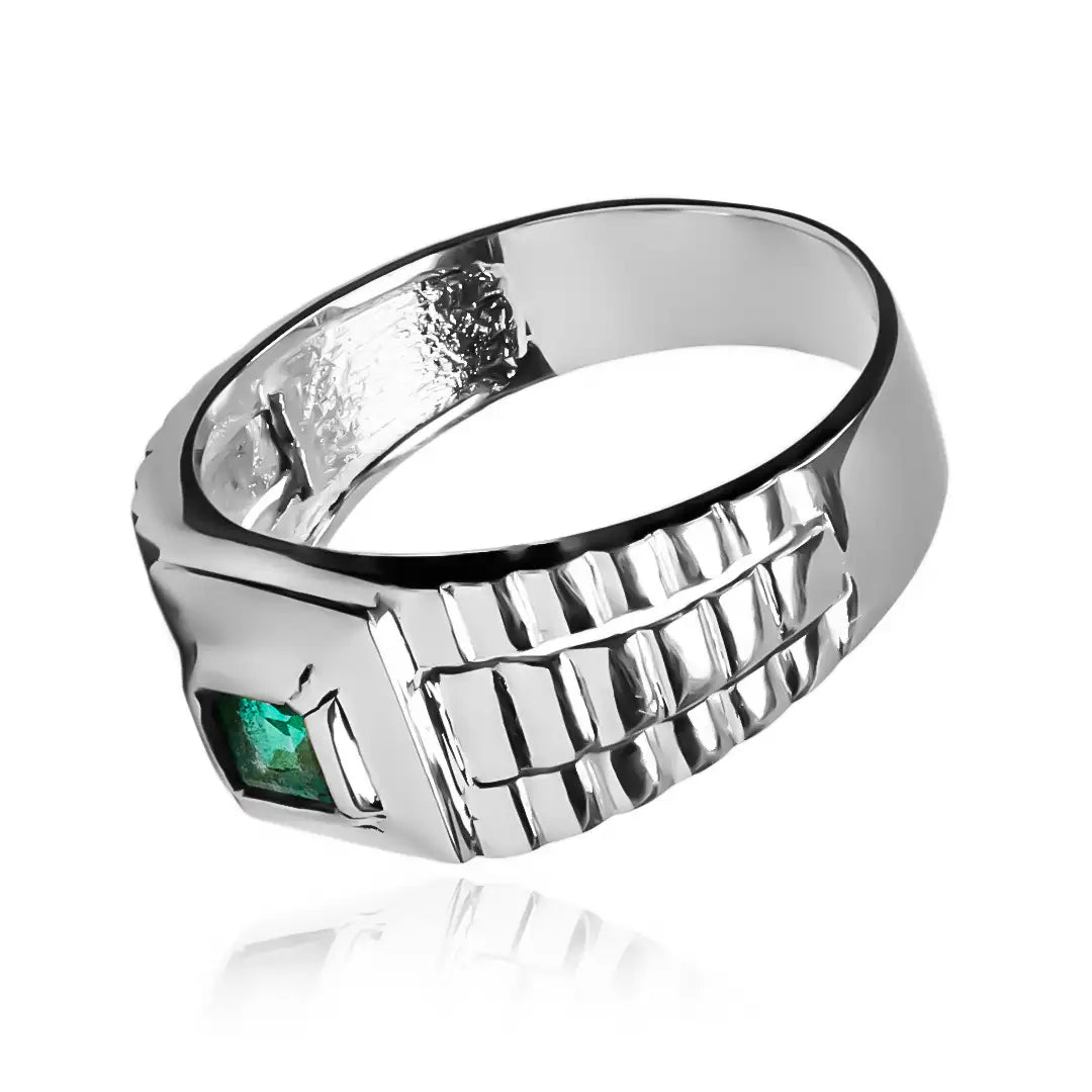 Anillo Armis con esmeralda de Joyería Caracas. Hecho en oro 18k, esta pieza de diseño único no solo te ofrece un toque de lujo, sino también una garantía de por vida.