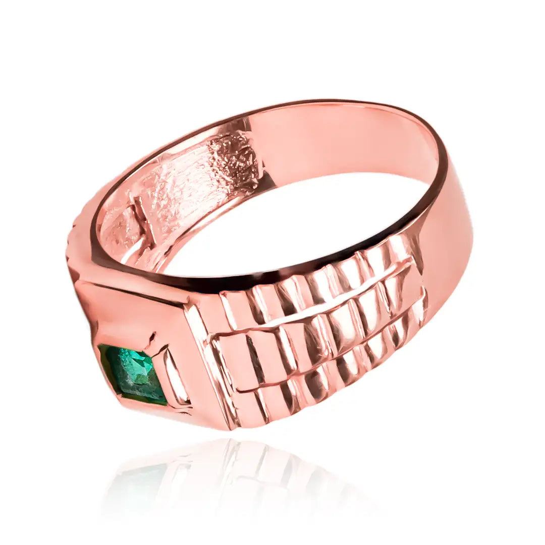 Anillo Armis con esmeralda de Joyería Caracas. Hecho en oro 18k, esta pieza de diseño único no solo te ofrece un toque de lujo, sino también una garantía de por vida.