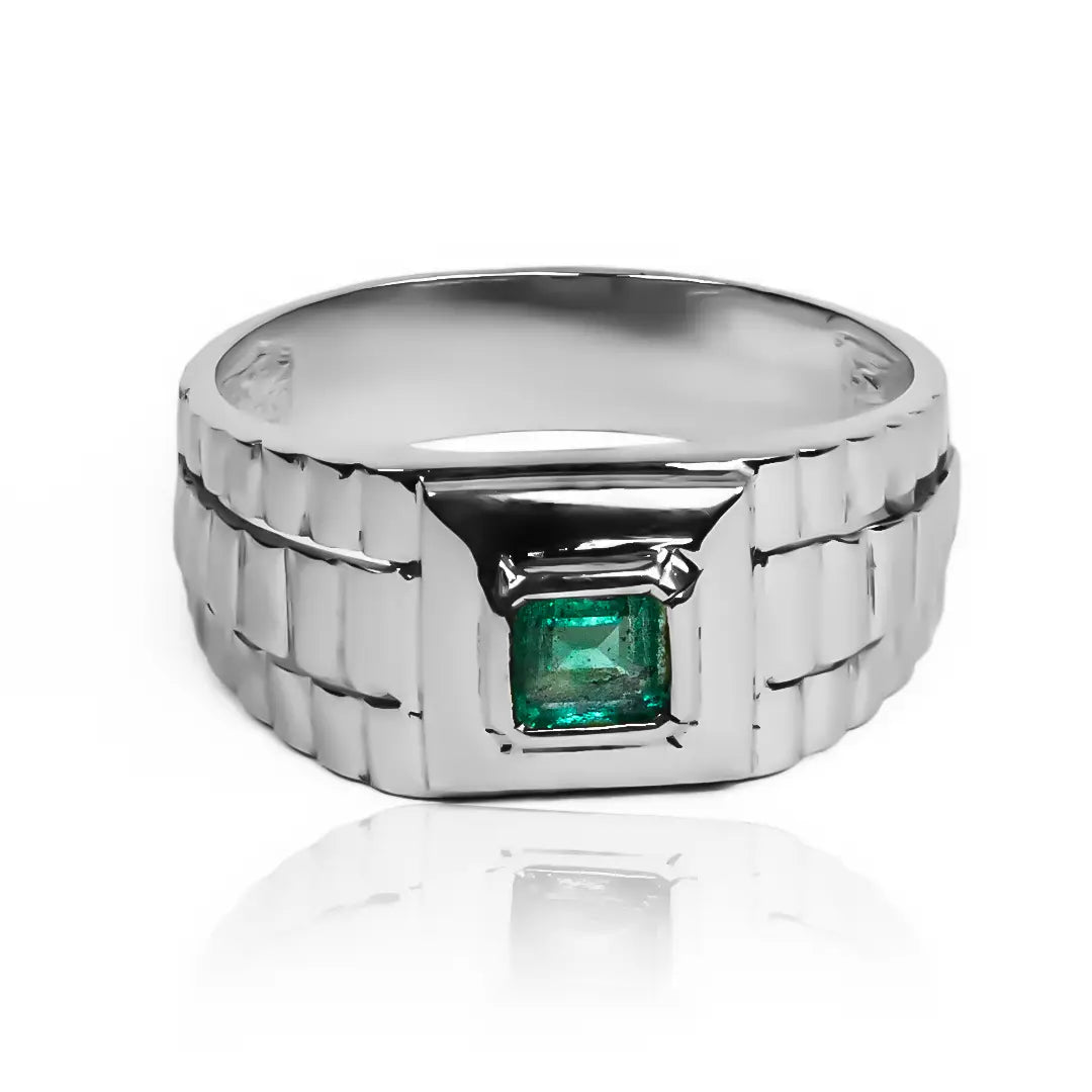 Anillo Armis con esmeralda de Joyería Caracas. Hecho en oro 18k, esta pieza de diseño único no solo te ofrece un toque de lujo, sino también una garantía de por vida.