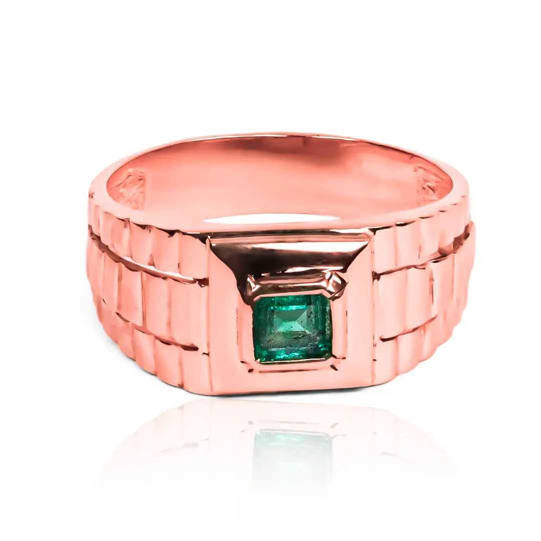 Anillo Armis con esmeralda de Joyería Caracas. Hecho en oro 18k, esta pieza de diseño único no solo te ofrece un toque de lujo, sino también una garantía de por vida.