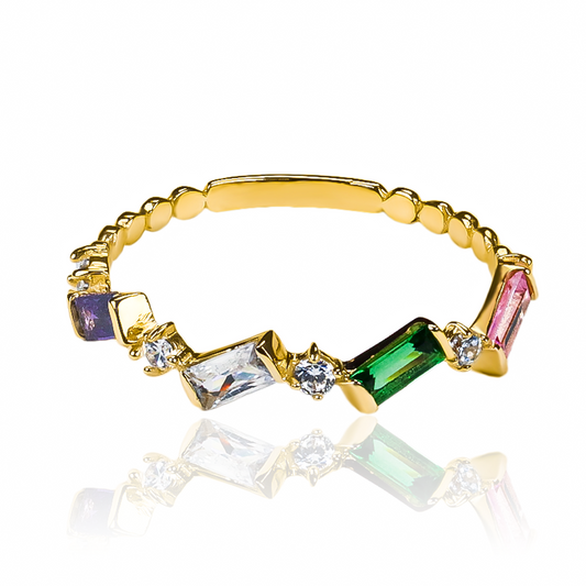 Anillo Asymétrie, una joya única de Joyería Caracas. Hecho con oro 18k con cristales en colores vívidos, este anillo es una inversión para toda la vida. 