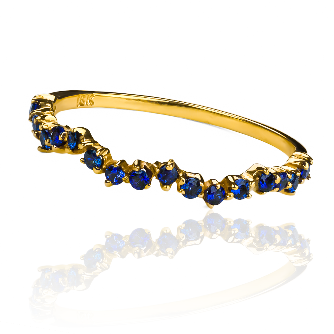 Anillo asymmetric ring sapphire, una joya única de Joyería Caracas. Hecho con oro 18k y con un impresionante zafiro, cuenta con garantía de por vida. 
