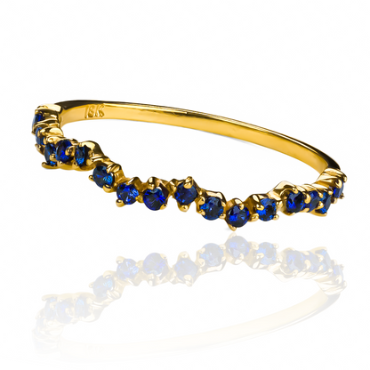 Anillo asymmetric ring sapphire, una joya única de Joyería Caracas. Hecho con oro 18k y con un impresionante zafiro, cuenta con garantía de por vida. 