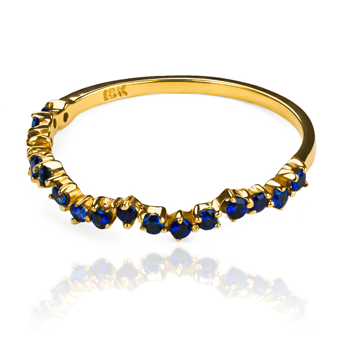 Anillo asymmetric ring sapphire, una joya única de Joyería Caracas. Hecho con oro 18k y con un impresionante zafiro, cuenta con garantía de por vida. 
