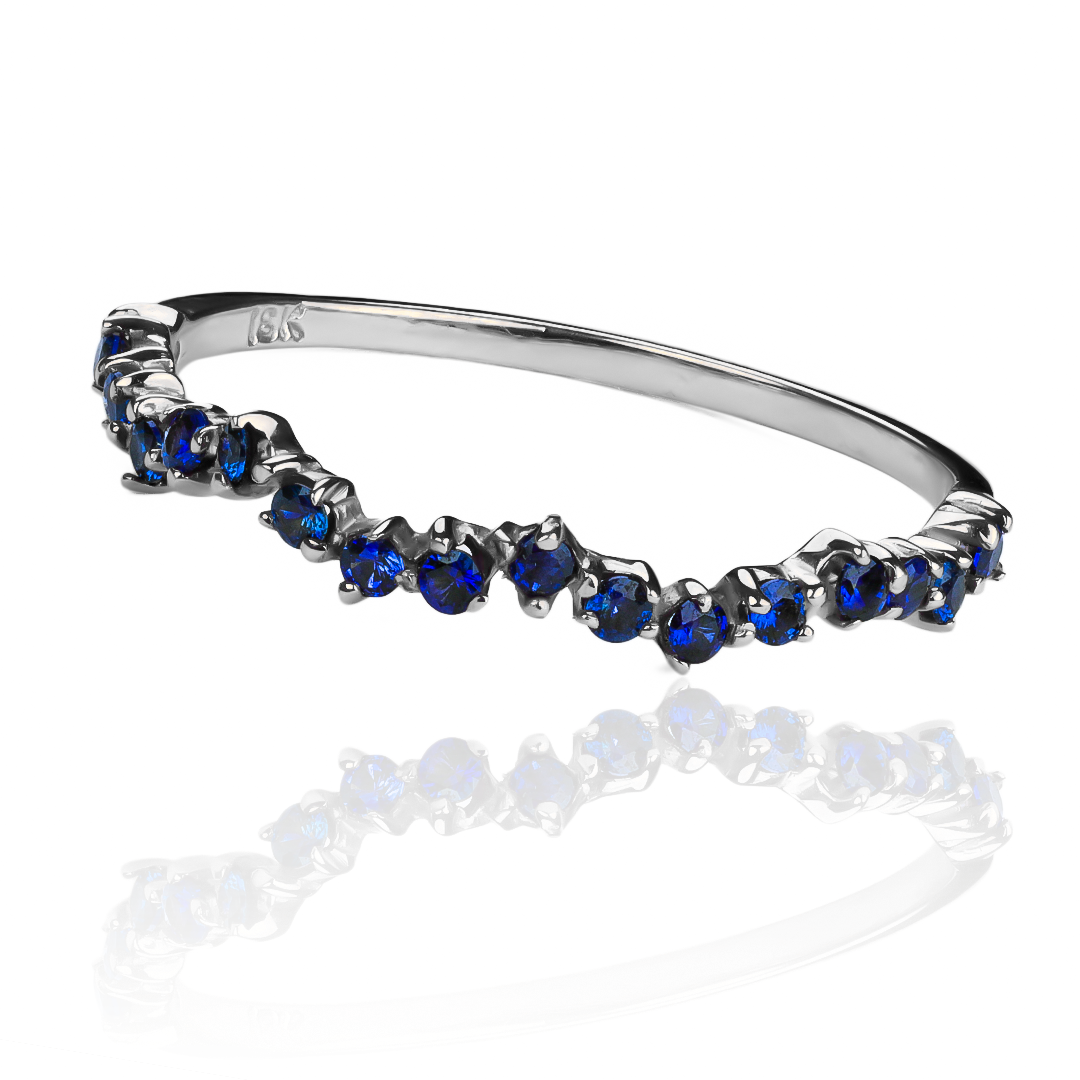 Anillo asymmetric ring sapphire, una joya única de Joyería Caracas. Hecho con oro 18k y con un impresionante zafiro, cuenta con garantía de por vida. 