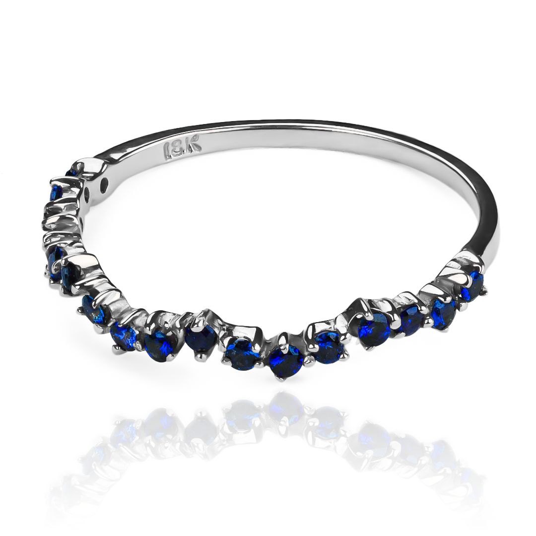 Anillo asymmetric ring sapphire, una joya única de Joyería Caracas. Hecho con oro 18k y con un impresionante zafiro, cuenta con garantía de por vida. 