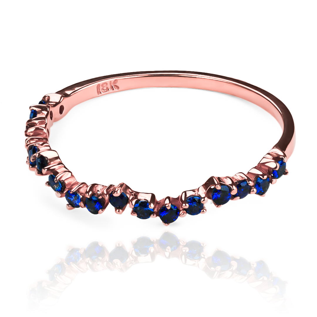 Anillo asymmetric ring sapphire, una joya única de Joyería Caracas. Hecho con oro 18k y con un impresionante zafiro, cuenta con garantía de por vida. 