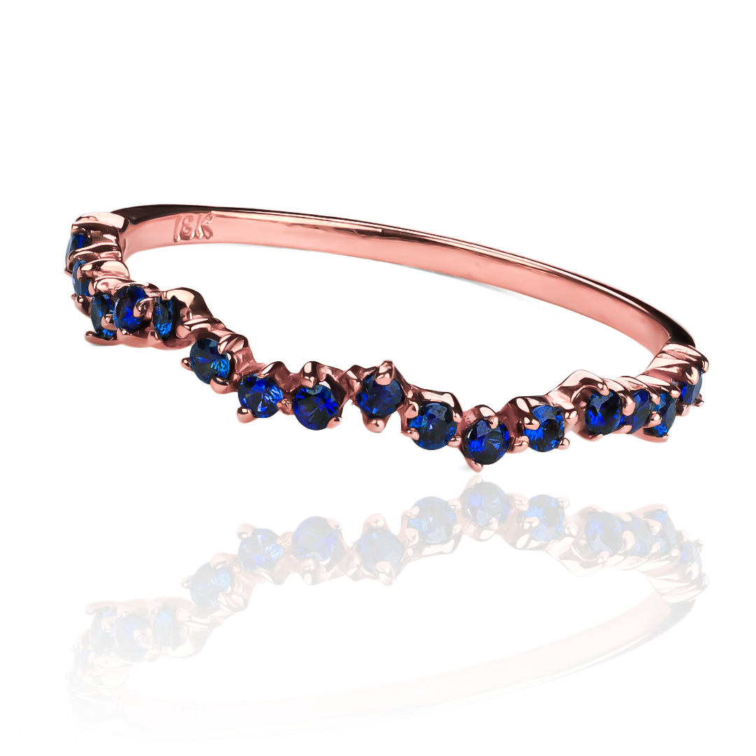 Anillo asymmetric ring sapphire, una joya única de Joyería Caracas. Hecho con oro 18k y con un impresionante zafiro, cuenta con garantía de por vida. 