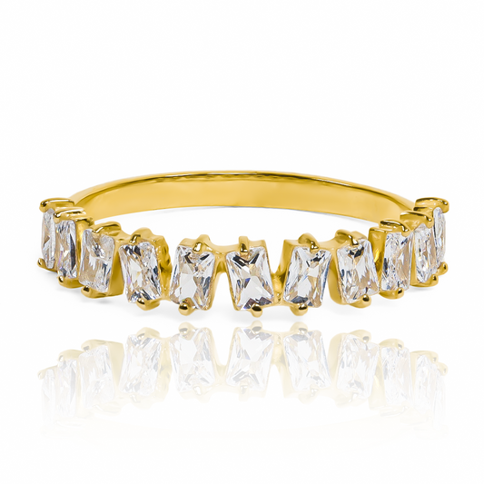 Anillo asymmetrical baguette. Creado con oro 18k y Joyería Caracas, este anillo es una pieza atemporal con garantía para toda la vida.