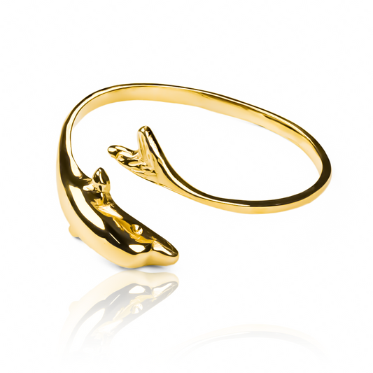 Anillo baby dolphin. Fabricado en oro 18k, esta Joyería Caracas es una obra de arte que simboliza la protección y alegría del mundo marino. Con garantía para toda la vida.