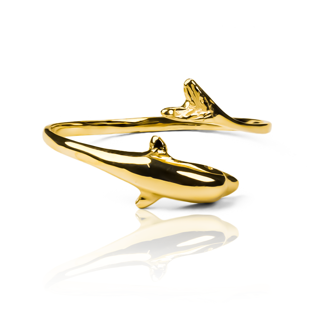 Anillo baby dolphin. Fabricado en oro 18k, esta Joyería Caracas es una obra de arte que simboliza la protección y alegría del mundo marino. Con garantía para toda la vida.