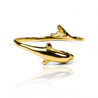 Anillo baby dolphin. Fabricado en oro 18k, esta Joyería Caracas es una obra de arte que simboliza la protección y alegría del mundo marino. Con garantía para toda la vida.