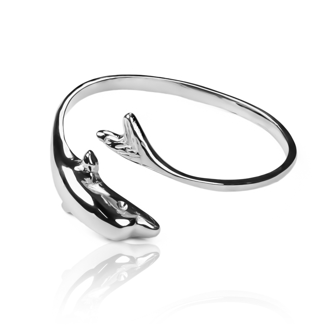 Anillo baby dolphin. Fabricado en oro 18k, esta Joyería Caracas es una obra de arte que simboliza la protección y alegría del mundo marino. Con garantía para toda la vida.