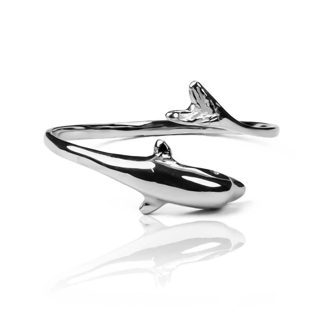 Anillo baby dolphin. Fabricado en oro 18k, esta Joyería Caracas es una obra de arte que simboliza la protección y alegría del mundo marino. Con garantía para toda la vida.