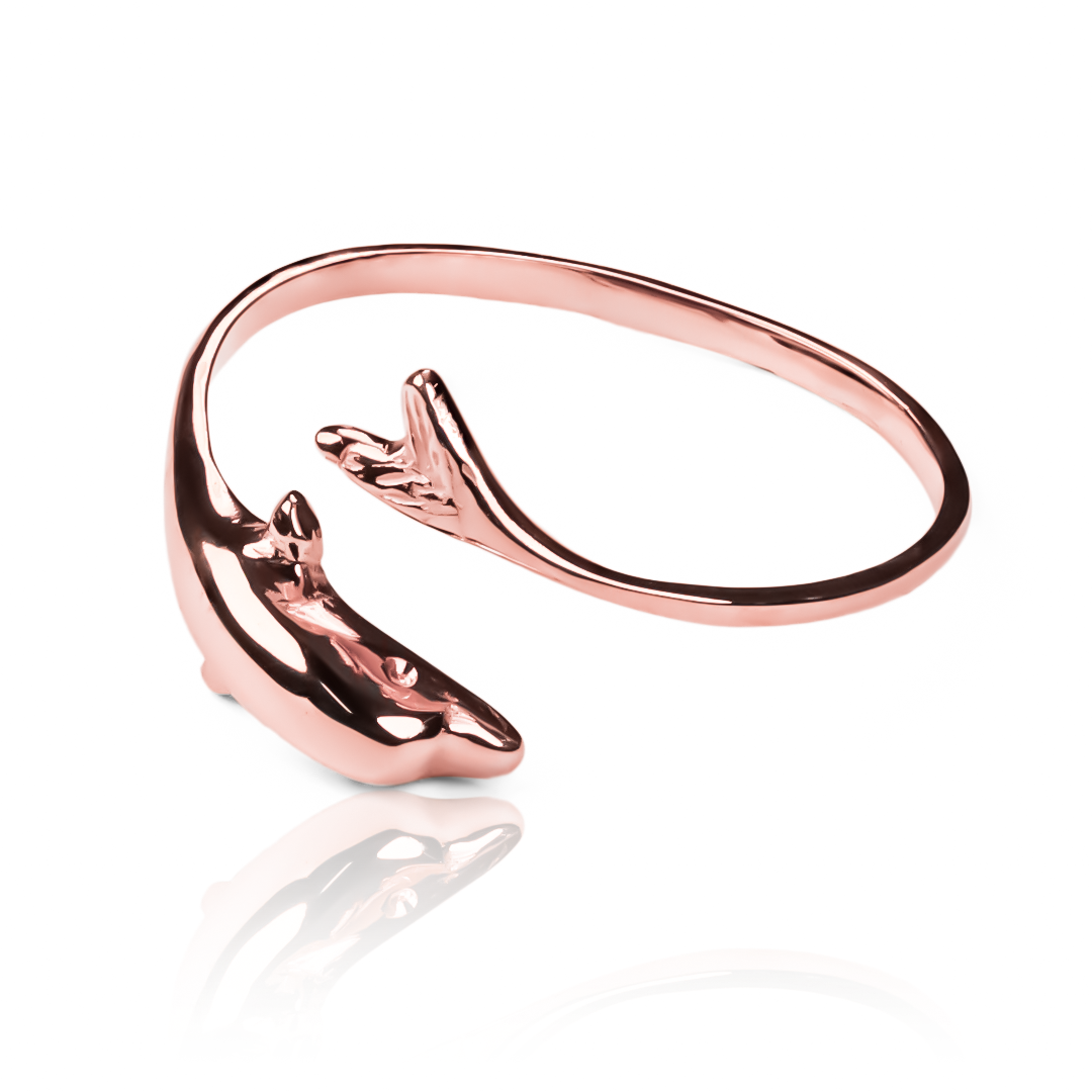 Anillo baby dolphin. Fabricado en oro 18k, esta Joyería Caracas es una obra de arte que simboliza la protección y alegría del mundo marino. Con garantía para toda la vida.