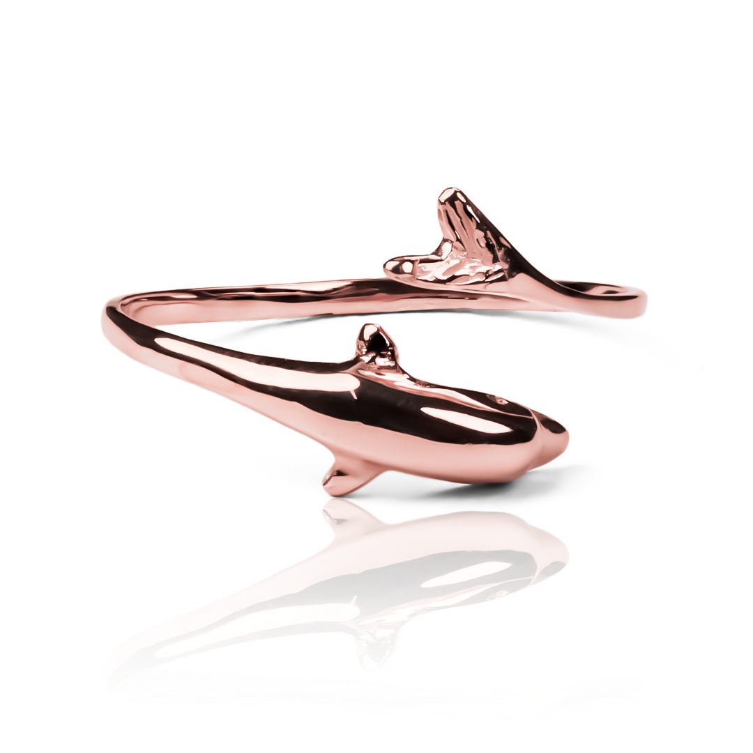 Anillo baby dolphin. Fabricado en oro 18k, esta Joyería Caracas es una obra de arte que simboliza la protección y alegría del mundo marino. Con garantía para toda la vida.