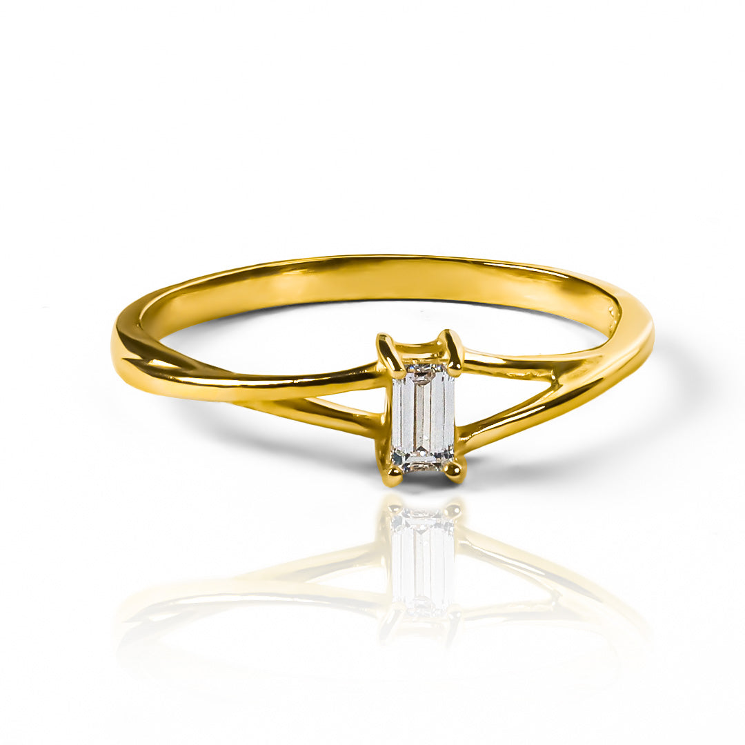 Anillo de compromiso baguette S de oro de 18k, confeccionado por Joyería Caracas, cuenta con garantía de por vida. 