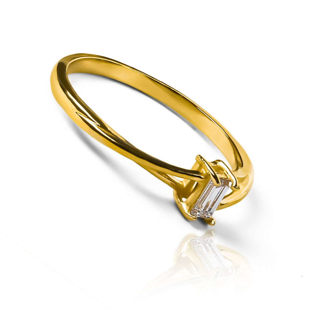 Anillo de compromiso baguette S de oro de 18k, confeccionado por Joyería Caracas, cuenta con garantía de por vida. 