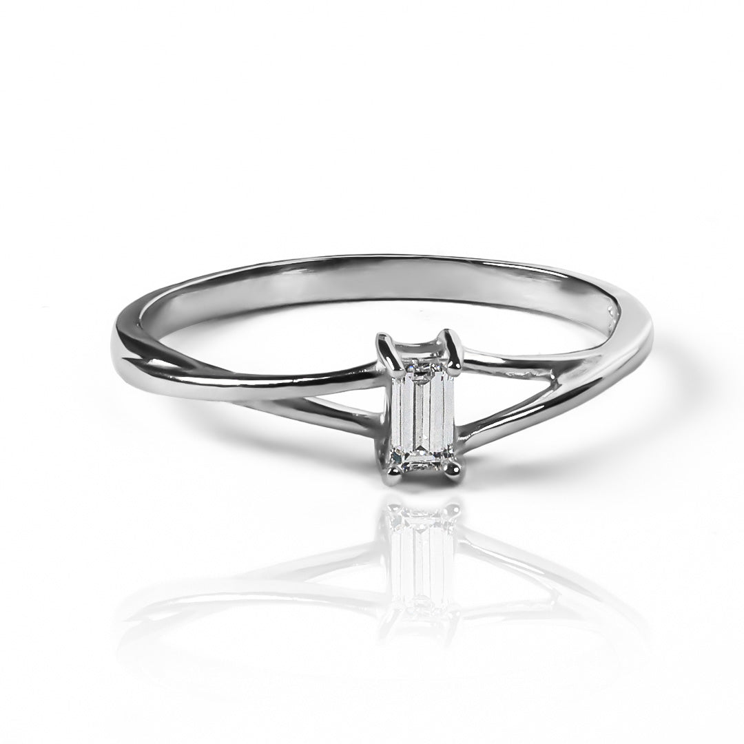 Anillo de compromiso baguette S de oro de 18k, confeccionado por Joyería Caracas, cuenta con garantía de por vida. 