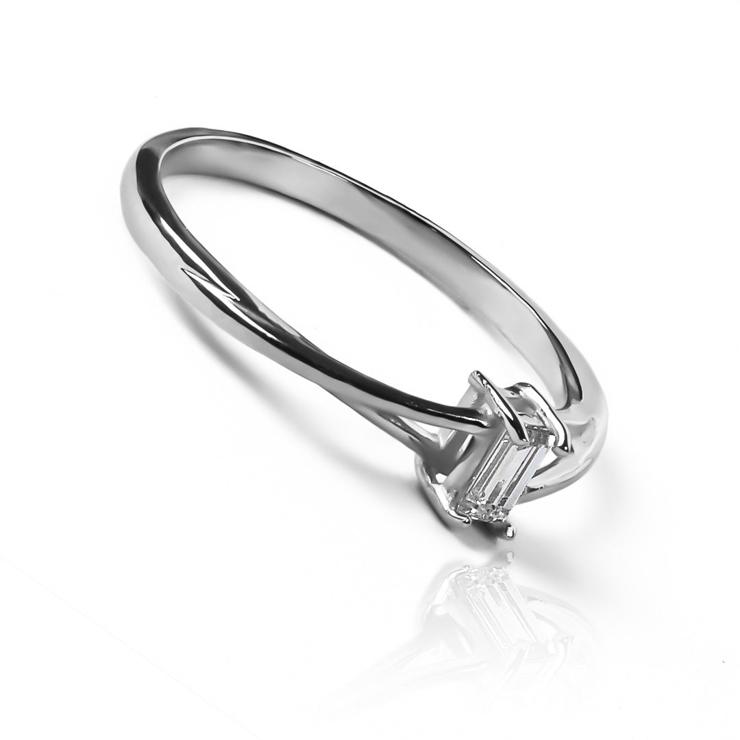 Anillo de compromiso baguette S de oro de 18k, confeccionado por Joyería Caracas, cuenta con garantía de por vida. 