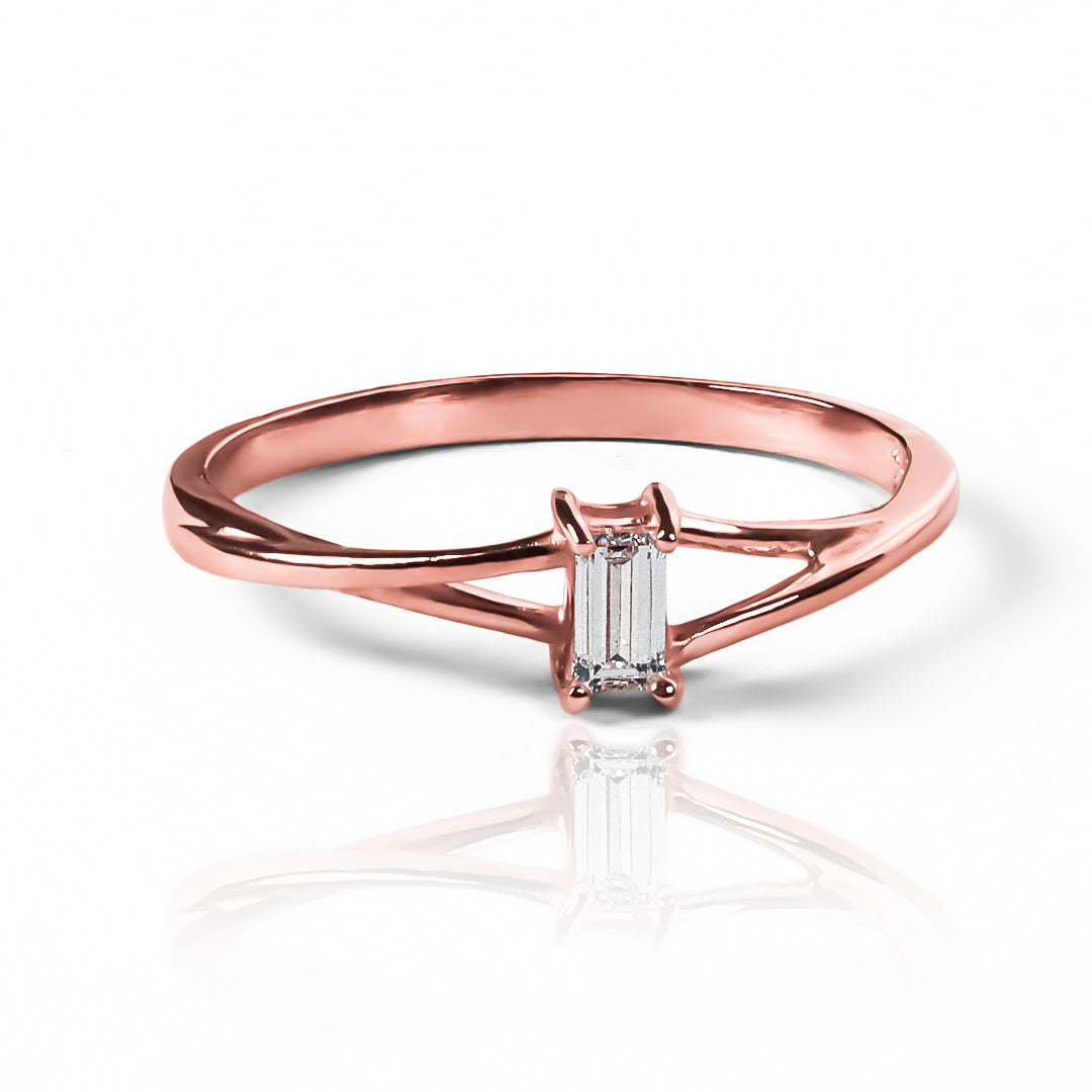 Anillo de compromiso baguette S de oro de 18k, confeccionado por Joyería Caracas, cuenta con garantía de por vida. 