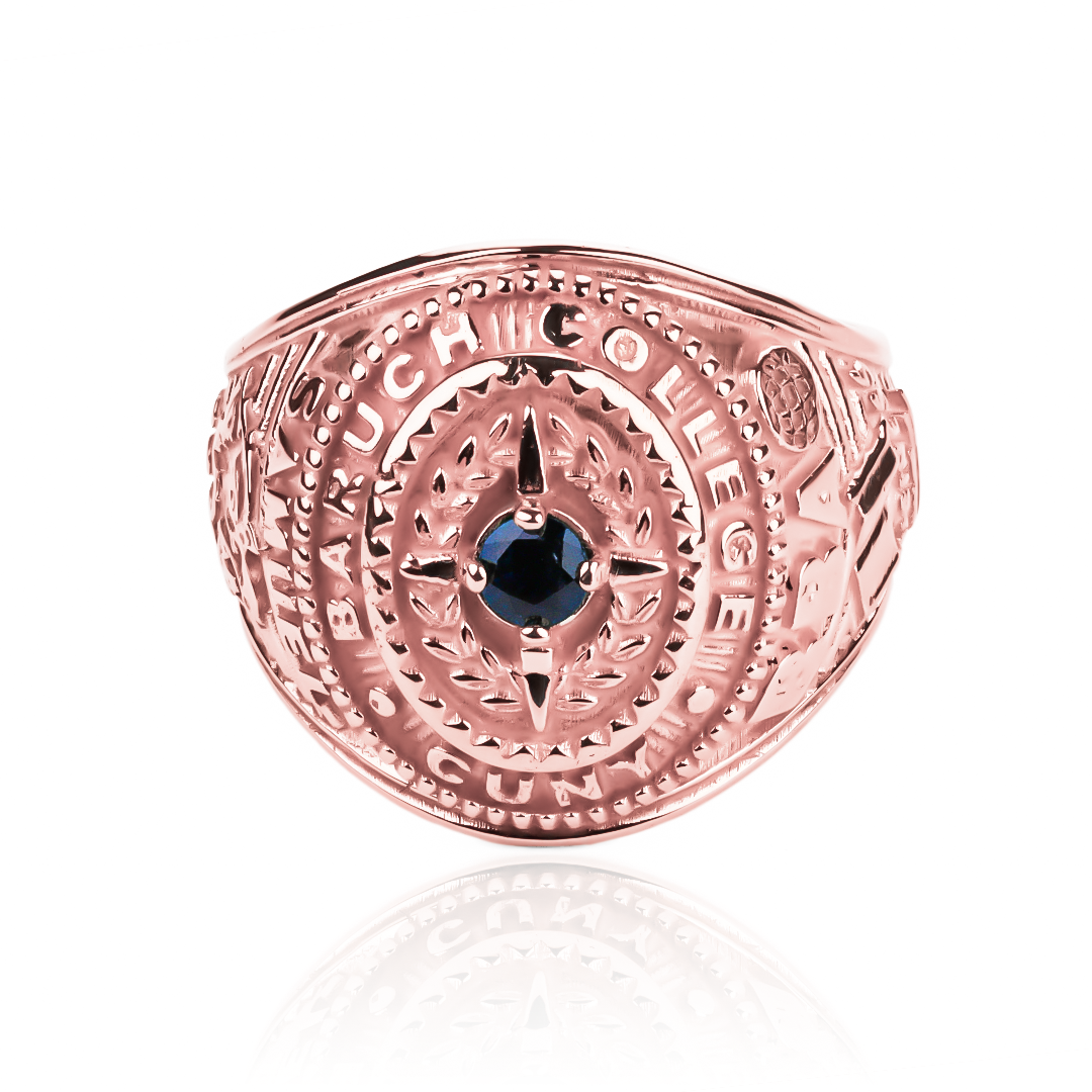 Anillo Baruch College. Hecho con Joyería Caracas y oro de 18k, este anillo es más que una pieza de moda, es una inversión para toda la vida. Con garantía de por vida.