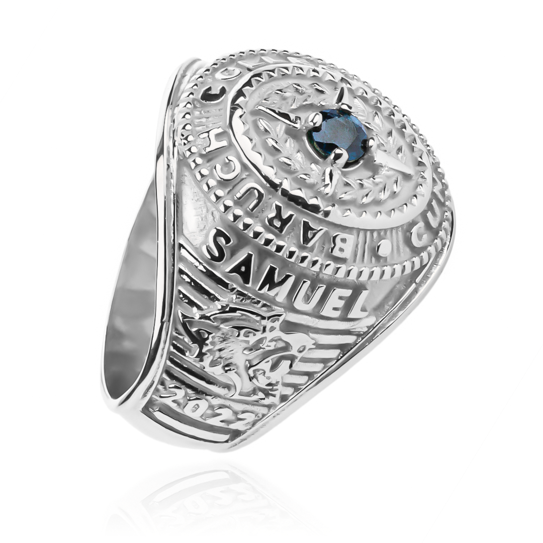 Anillo Baruch College. Hecho con Joyería Caracas y oro de 18k, este anillo es más que una pieza de moda, es una inversión para toda la vida. Con garantía de por vida.