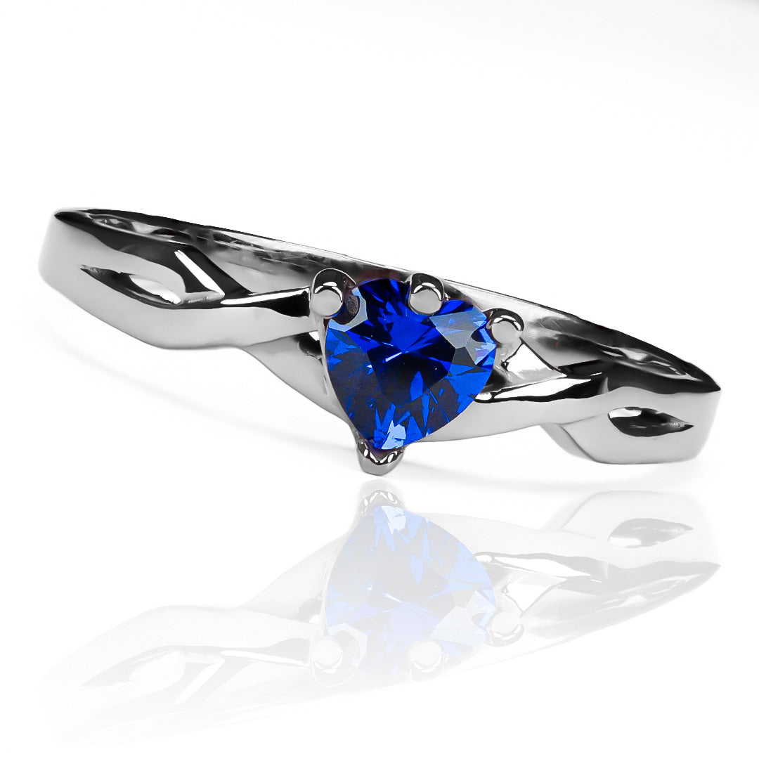 Anillo de compromiso blue heart es una joya de alta calidad de nuestra exclusiva línea de Joyería Caracas. Hecho de oro de 18 quilates y con certificado de calidad y garantía de por vida.