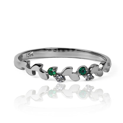 "Anillo Branch - Esmeraldas" es una verdadera joya de lujo de la exclusiva joyería Caracas. Hecho de oro 18k, este anillo presenta un diseño único de ramas entrelazadas con hermosas esmeraldas. Con la garantía para toda la vida