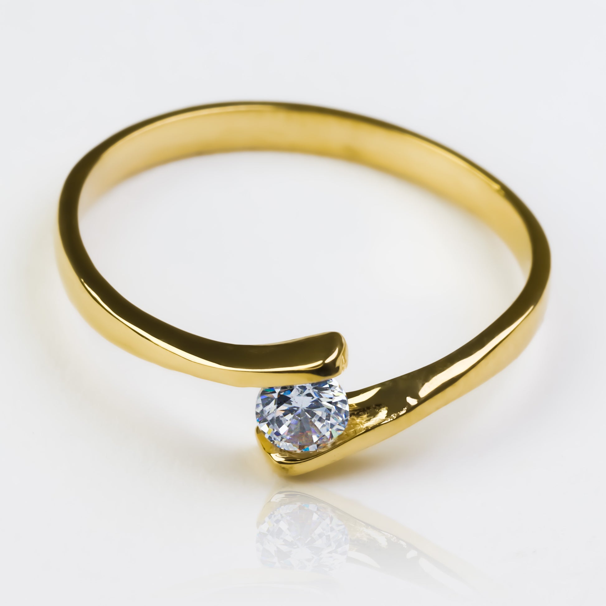 Anillo de compromiso brenda II. Hecho en oro 18k de Joyería Caracas, este anillo cuenta con un certificado de calidad y garantía de por vida.