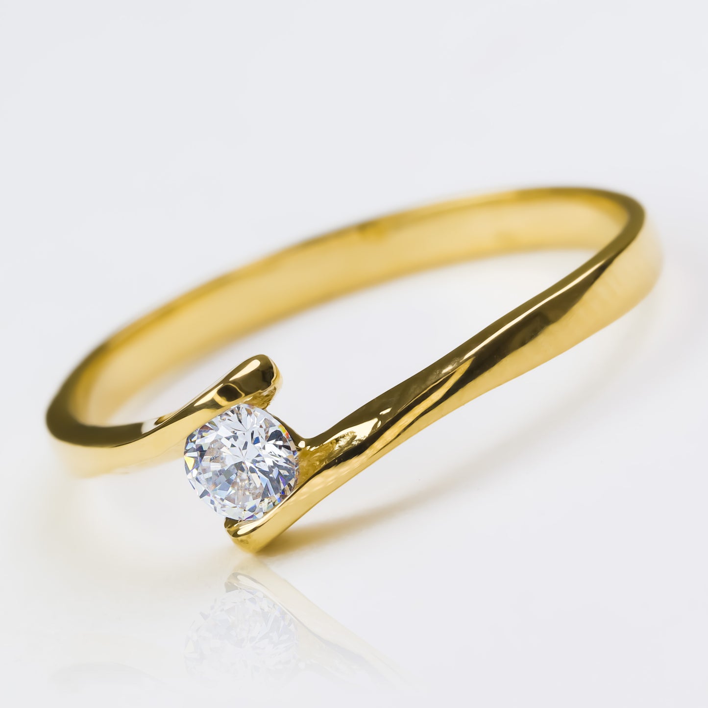 Anillo de compromiso brenda II. Hecho en oro 18k de Joyería Caracas, este anillo cuenta con un certificado de calidad y garantía de por vida.