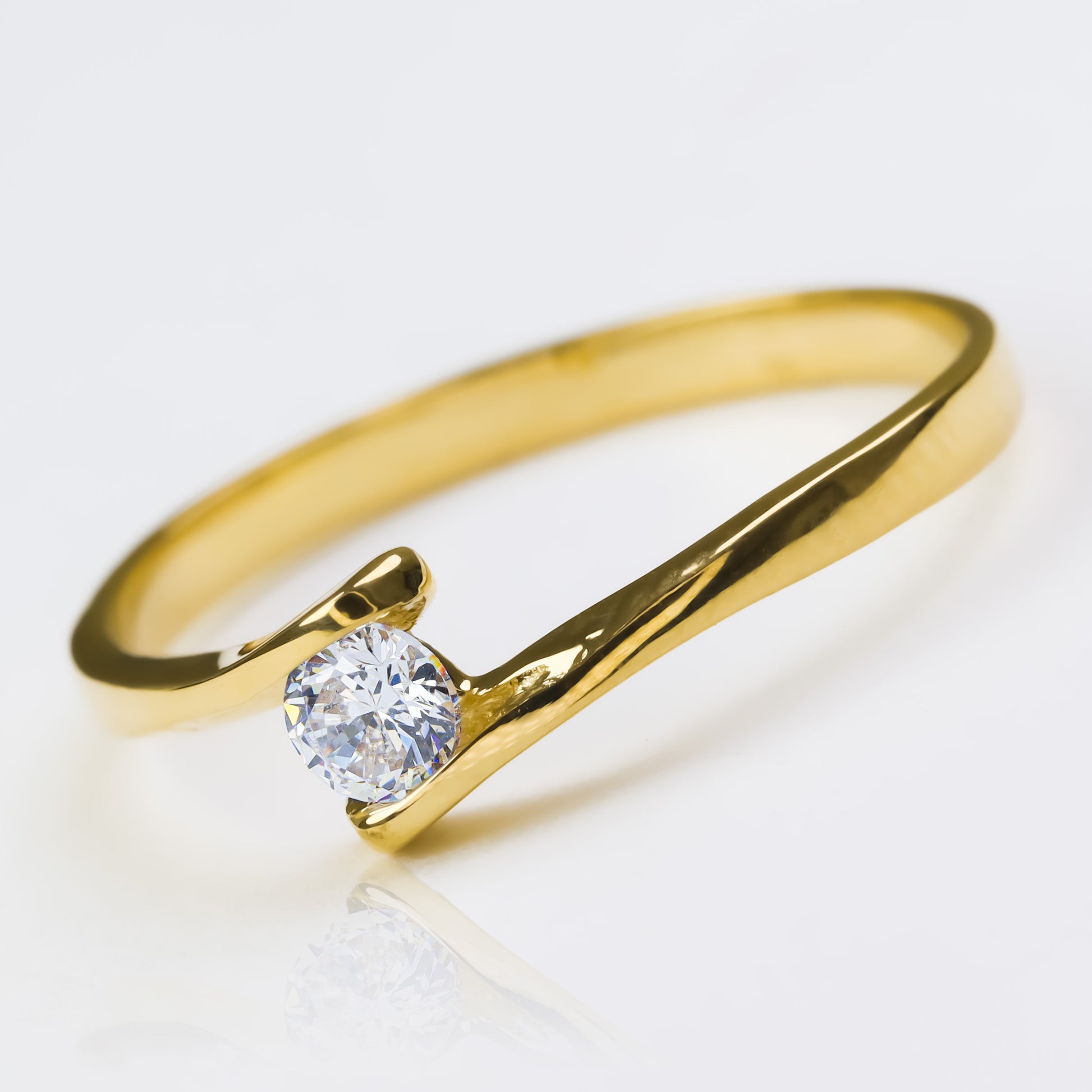 Anillo de compromiso brenda II. Hecho en oro 18k de Joyería Caracas, este anillo cuenta con un certificado de calidad y garantía de por vida.