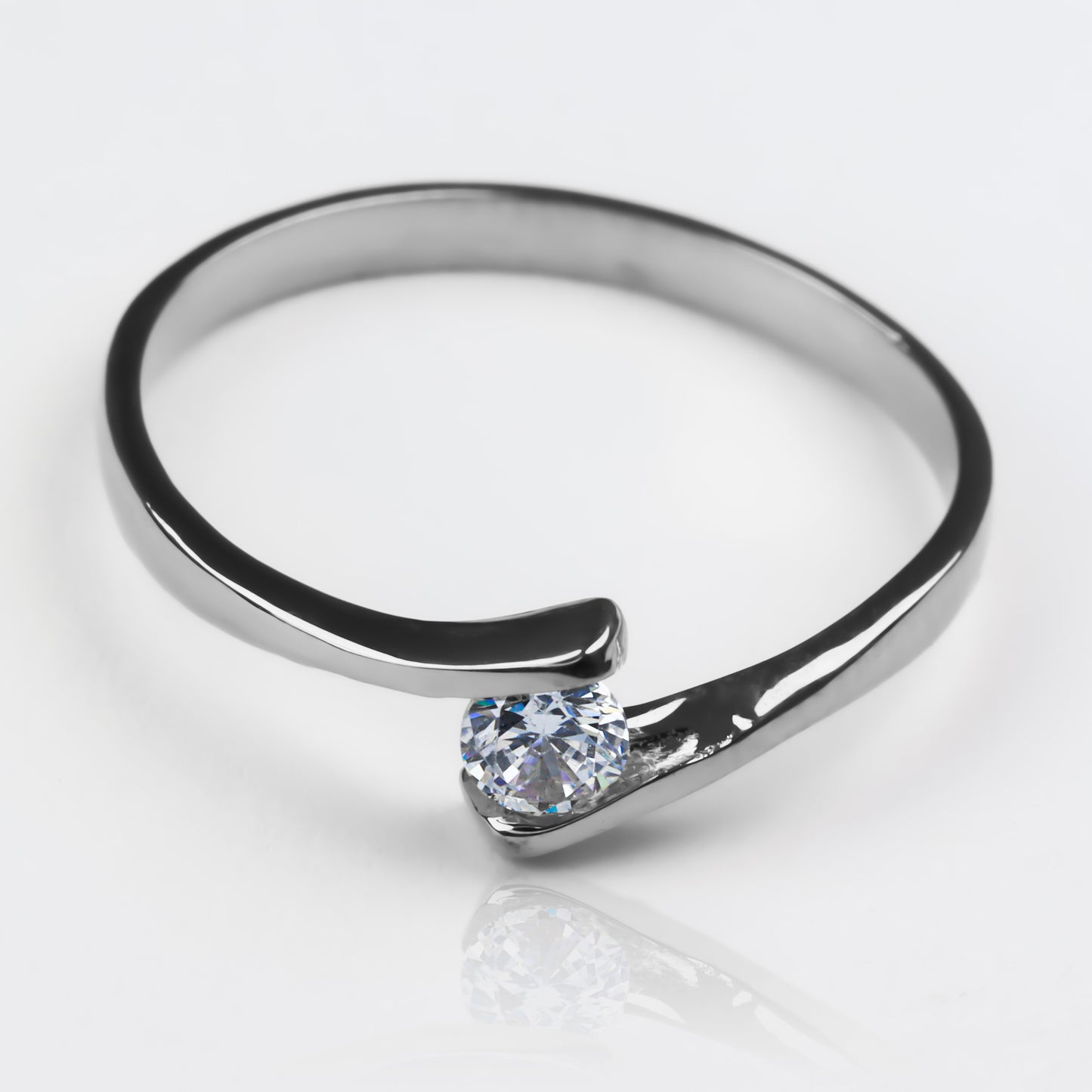 Anillo de compromiso brenda II. Hecho en oro 18k de Joyería Caracas, este anillo cuenta con un certificado de calidad y garantía de por vida.