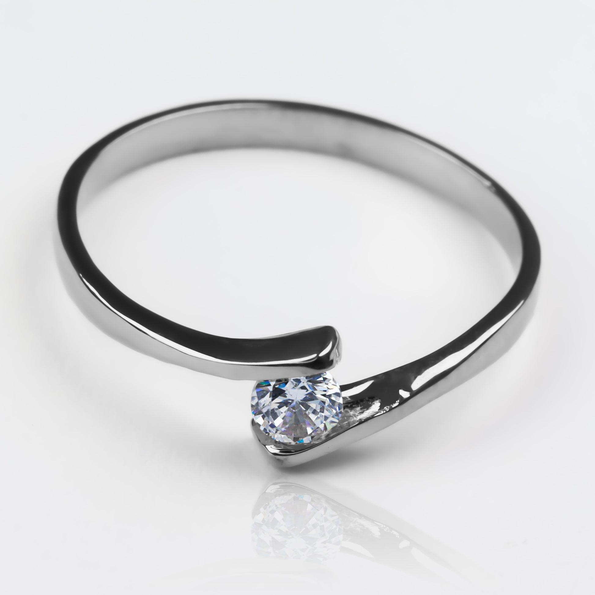 Anillo de compromiso brenda II. Hecho en oro 18k de Joyería Caracas, este anillo cuenta con un certificado de calidad y garantía de por vida.
