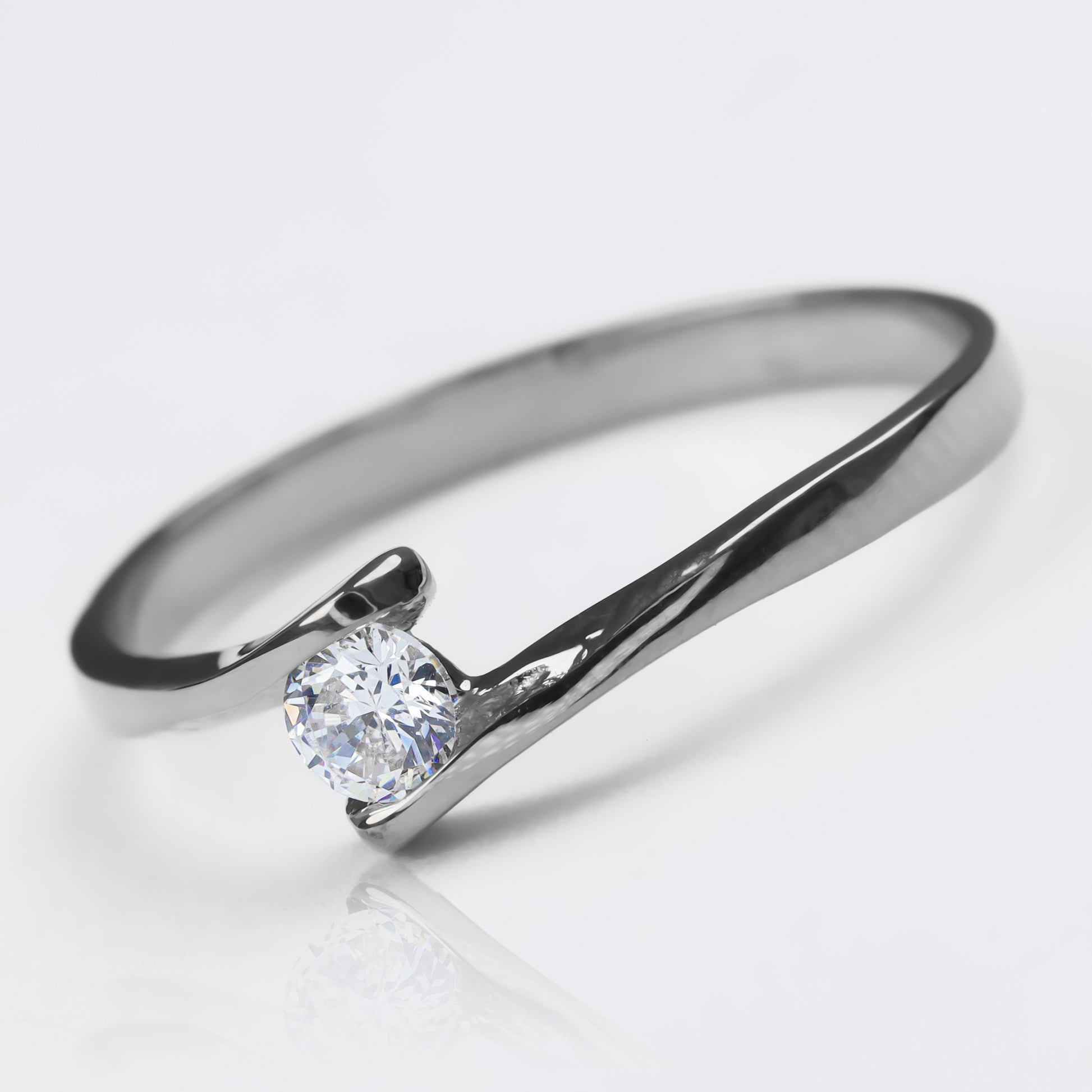Anillo de compromiso brenda II. Hecho en oro 18k de Joyería Caracas, este anillo cuenta con un certificado de calidad y garantía de por vida.
