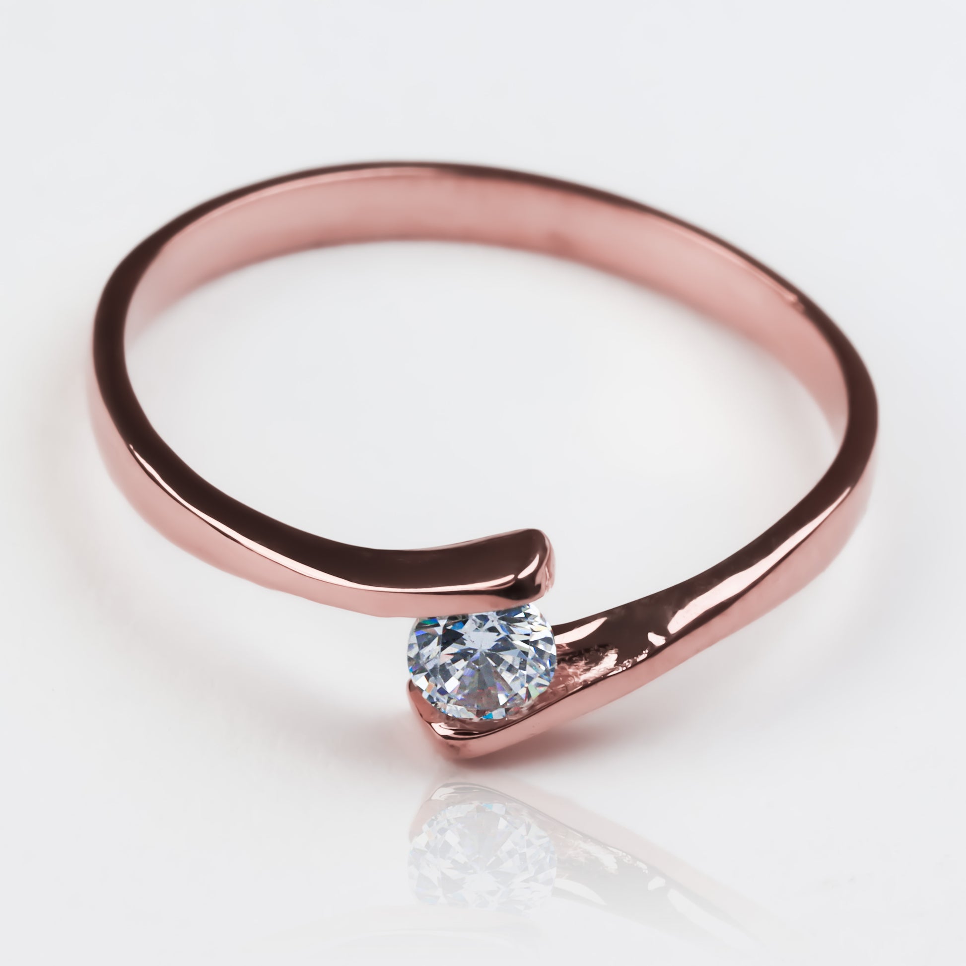 Anillo de compromiso brenda II. Hecho en oro 18k de Joyería Caracas, este anillo cuenta con un certificado de calidad y garantía de por vida.