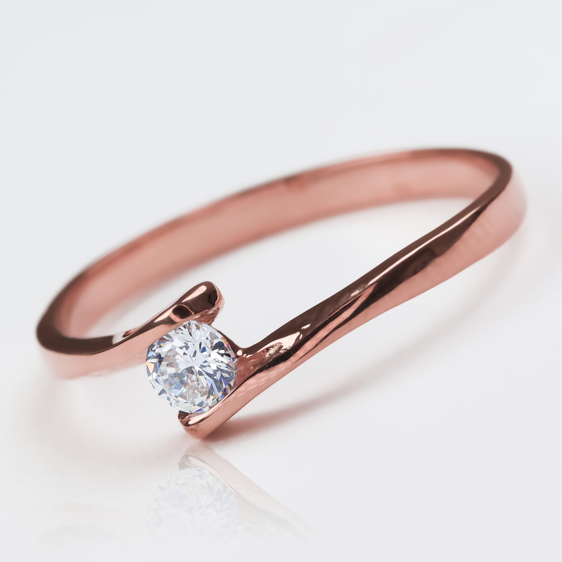 Anillo de compromiso brenda II. Hecho en oro 18k de Joyería Caracas, este anillo cuenta con un certificado de calidad y garantía de por vida.
